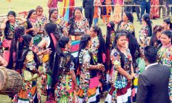 परिवारजनको दीर्घायुको कामना गर्दै राना थारु समुदायका महिलाले आज तीज पर्व मनाउँदै