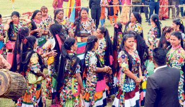 परिवारजनको दीर्घायुको कामना गर्दै राना थारु समुदायका महिलाले आज तीज पर्व मनाउँदै