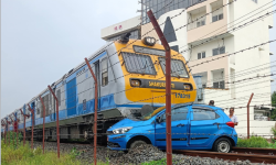 जनकपुरमा रेल र कार ठोक्किए