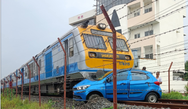 जनकपुरमा रेल र कार ठोक्किए