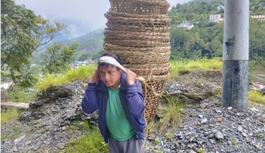 डोको, थुन्से र ढाकर बेचेर परिवार पाल्ने परियार