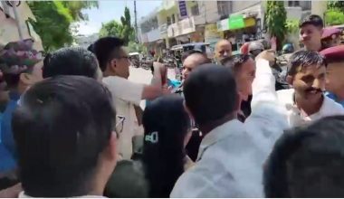 आमसञ्चार सम्बन्धमा व्यवस्था गर्न बनेको विधेयकको विरोधमा पत्रकारहरुले कोशी प्रदेशसभाबाहिर धर्ना