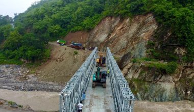 मन्त्री दाहाल र राजदूत श्रीवास्तवद्वारा हेवा खोला बेलिब्रिज उद्घाटन