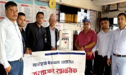 माछापुच्छ्रे बैंकद्वारा विद्यालयलाई झोला तथा डिस्पेन्सर वितरण