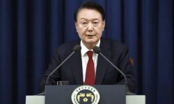 दक्षिण कोरियाका युनद्वारा ‘अन्डरवियर’मा सुतेर सोधपुछको विरोध