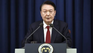 दक्षिण कोरियाका युनद्वारा ‘अन्डरवियर’मा सुतेर सोधपुछको विरोध