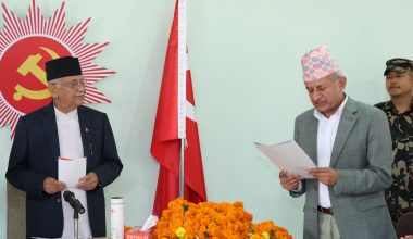 प्रधानमन्त्री ओलीसमक्ष प्रतिष्ठानका अध्यक्ष ज्ञवालीद्वारा शपथ