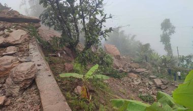 पहिरोले मध्यपहाडी लोकमार्ग अवरुद्ध, बोलबमका लागि हलेसी आउने तीर्थालु अलपत्र