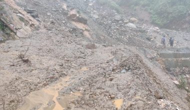 दार्चुला–गोकुेलेश्वर सडक : तेर्छालेक रनेबास क्षेत्र अवरुद्ध