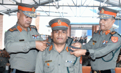 बढुवा भएका सशस्त्रका अधिकृतहरुलाई दर्ज्यानी चिन्ह प्रदान