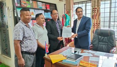 अध्यक्ष र पालिका शिक्षा शाखा प्रमुखलाई ज्ञापन पत्र बुझाउँदै प्याब्सनले सुरू गर्यो देशभर आन्दोलन