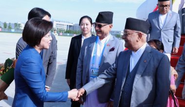 प्रधानमन्त्री ओली चीनमा, राष्ट्रपति सीसँग आजै भेटवार्ता