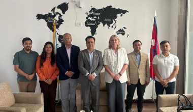 आईओएम प्रमुख हेलन फोर्स र एनआरएनए अध्यक्ष डा. बद्री केसीबीच छलफल