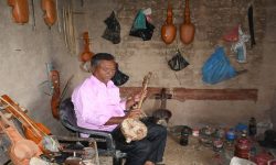 बिक्न छाडे सारङ्गी, सुनिन छाड्यो धुन