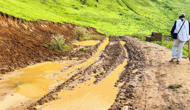 विकट गाउँको दुःख : बर्खामा सडक नचल्दा खाद्यान्न ढुवानीमा समस्या