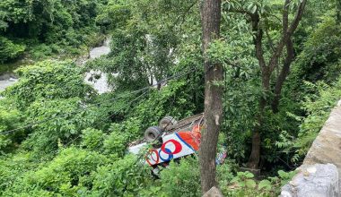 पृथ्वीराजमार्गको ऐनापहरामा बस दुर्घटना, घाइते पाँच जनाको उद्धार