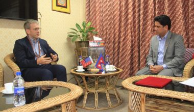 उद्योगमन्त्री भण्डारीसँग अमेरिकी राजदूत थमसनको शिष्टाचार भेट