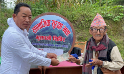 स्थानीय सरकारको पहल : रामप्रसादराईमा वृद्धवृद्धाको घरदैलोमा भत्ता