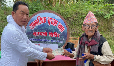 स्थानीय सरकारको पहल : रामप्रसादराईमा वृद्धवृद्धाको घरदैलोमा भत्ता