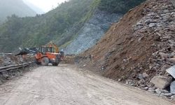 नारायणगढ–मुग्लिन सडकः सधैँ ढुङ्गा खस्ने त्रास