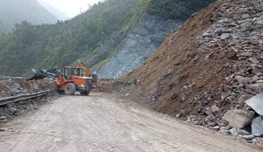 नारायणगढ–मुग्लिन सडकः सधैँ ढुङ्गा खस्ने त्रास