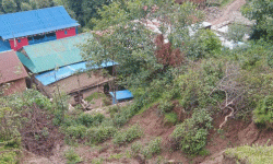 बस्तीमाथि पहिरो जाँदा पाँचधारे बजार जोखिममा