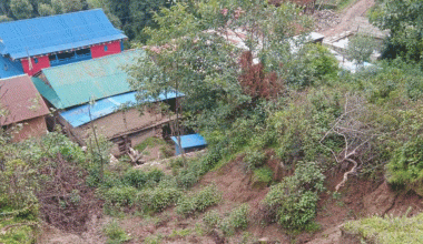 बस्तीमाथि पहिरो जाँदा पाँचधारे बजार जोखिममा