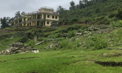 स्थानान्तरण गरिएको ओखरबोट माविको भवन पहिरोको जोखिममा