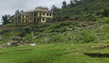 स्थानान्तरण गरिएको ओखरबोट माविको भवन पहिरोको जोखिममा