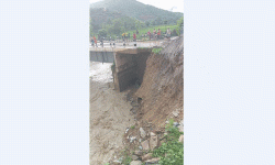 भटौली खोलामा बाढी : पक्की पुलमा क्षति, सवारी आवगमन बन्द