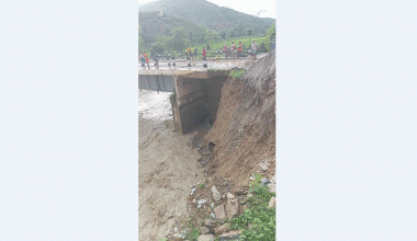 भटौली खोलामा बाढी : पक्की पुलमा क्षति, सवारी आवगमन बन्द