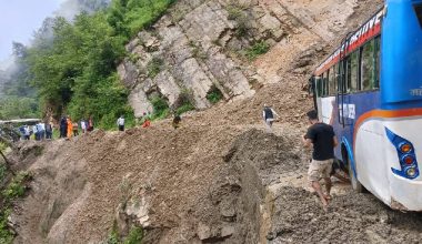 सुक्खा पहिरोले नारायणगढ–मुग्लिन सडकखण्ड अवरुद्ध