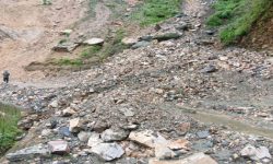 पहिरोले महाकाली लोकमार्ग अवरुद्ध