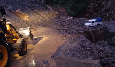 पहिरोले अवरुद्ध बनेको त्रिभुवन राजपथ सञ्चालन