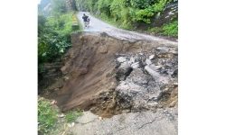 सडक भासिएपछि कर्णाली राजमार्ग अवरुद्ध