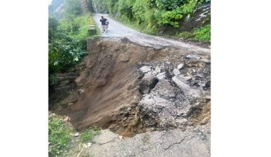 सडक भासिएपछि कर्णाली राजमार्ग अवरुद्ध