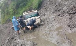 पहिरोले बेनी–जोमसोम सडकको यात्रा असहज बन्दै