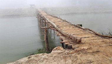 टिङ्कर गाउँ जोड्ने काठेपुल बगे