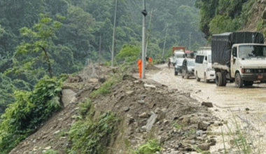 एकतर्फी सञ्चालनमा पहिराेले अवरुद्ध सिद्धार्थ राजमार्ग