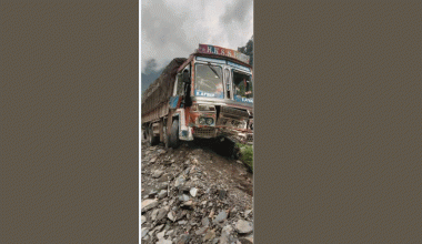 ट्रकमा ढुङ्गा खस्दा तीनजना घाइते