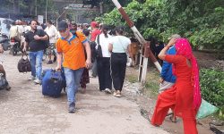 चाडपर्व नजिकिएसँगै भारत गएका नेपाली घर फर्कँदै