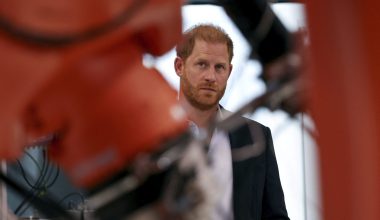 घाइते सैनिकहरूको समर्थनमा राजकुमार ह्यारीको आकस्मिक युक्रेन भ्रमण