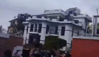 सभापति देउवाको निवास तोडफोड, घरमा आगजनी