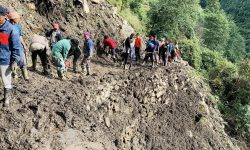 श्रमदानबाट सडक मर्मत