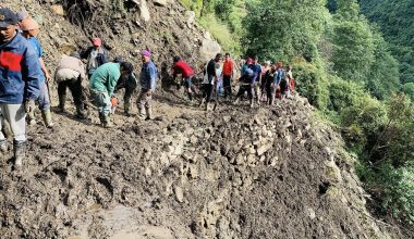 श्रमदानबाट सडक मर्मत