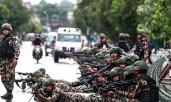 शीतल निवास अगाडि कुलमान र हर्कका समर्थककाे प्रदर्शन