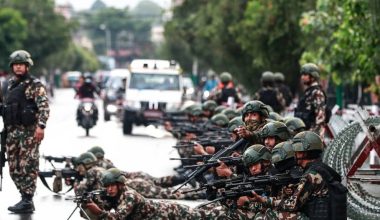 शीतल निवास अगाडि कुलमान र हर्कका समर्थककाे प्रदर्शन