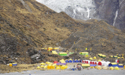 पदमार्गका लागि अन्नपूर्ण आधार शिविरमा पर्यटकको चहलपहल