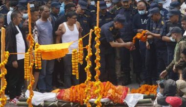 जेनजीकाे प्रदर्शनमा ज्यान गुमाएका तीन प्रहरीको अन्त्येष्टि