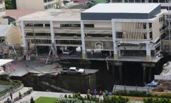 बैङ्ककमा सडक भासिँदा ठूलो खाडल, यातायात अवरुद्ध